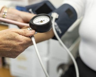Ce activitate simplă poate reduce tensiunea arterială mai mult decât 30 de minute de exerciții fizice moderate (studiu)