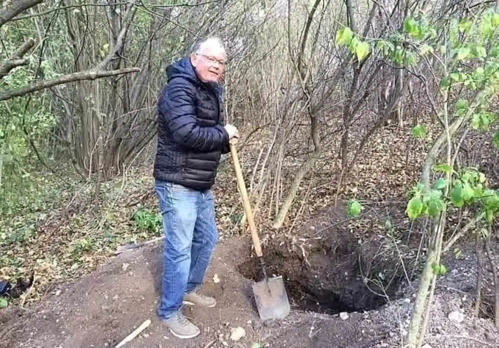 O familie de polonezi a îngropat o comoară înainte de a fugi în România. Descoperirea făcută după 80 de ani O familie de polonezi a îngropat o comoară înainte de a fugi în România. Descoperirea făcută după 80 de ani