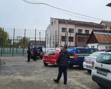 Motivul pentru care elevul din Bistrița și-a atacat profesoara și colegul, la școală, cu un cuțit. Ce spune șeful Inspectoratului Școlar Motivul pentru care elevul din Bistrița și-a atacat profesoara și colegul, la școală, cu un cuțit. Ce spune șeful Inspectoratului Școlar
