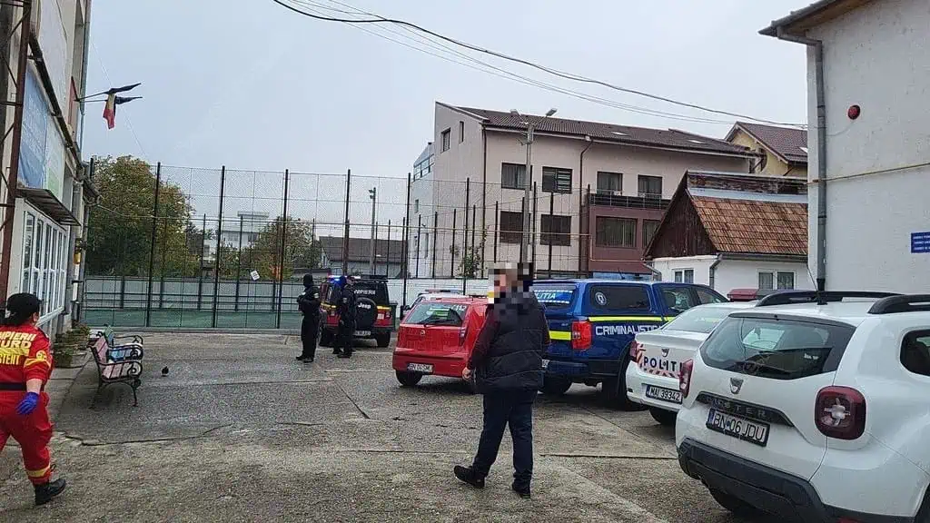 Motivul pentru care elevul din Bistrița și-a atacat profesoara și colegul, la școală, cu un cuțit. Ce spune șeful Inspectoratului Școlar Motivul pentru care elevul din Bistrița și-a atacat profesoara și colegul, la școală, cu un cuțit. Ce spune șeful Inspectoratului Școlar