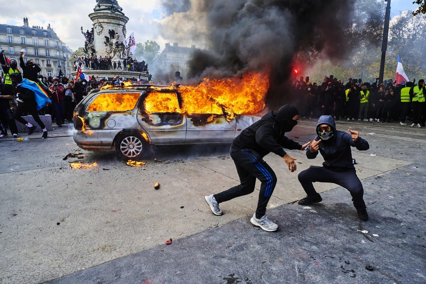Celulă de criză în Franța: mașini incendiate, vitrine sparte și 2.400 de arestări. Macron: „Violențe nesăbuite, nimic nu le justifică” Celulă de criză în Franța: mașini incendiate, vitrine sparte și 2.400 de arestări. Macron: „Violențe nesăbuite, nimic nu le justifică”