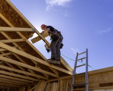 Ce poți construi în curte fără autorizație în 2026: Cum se aplică corect regula celor 20 mp pentru magazii și bucătării de vară