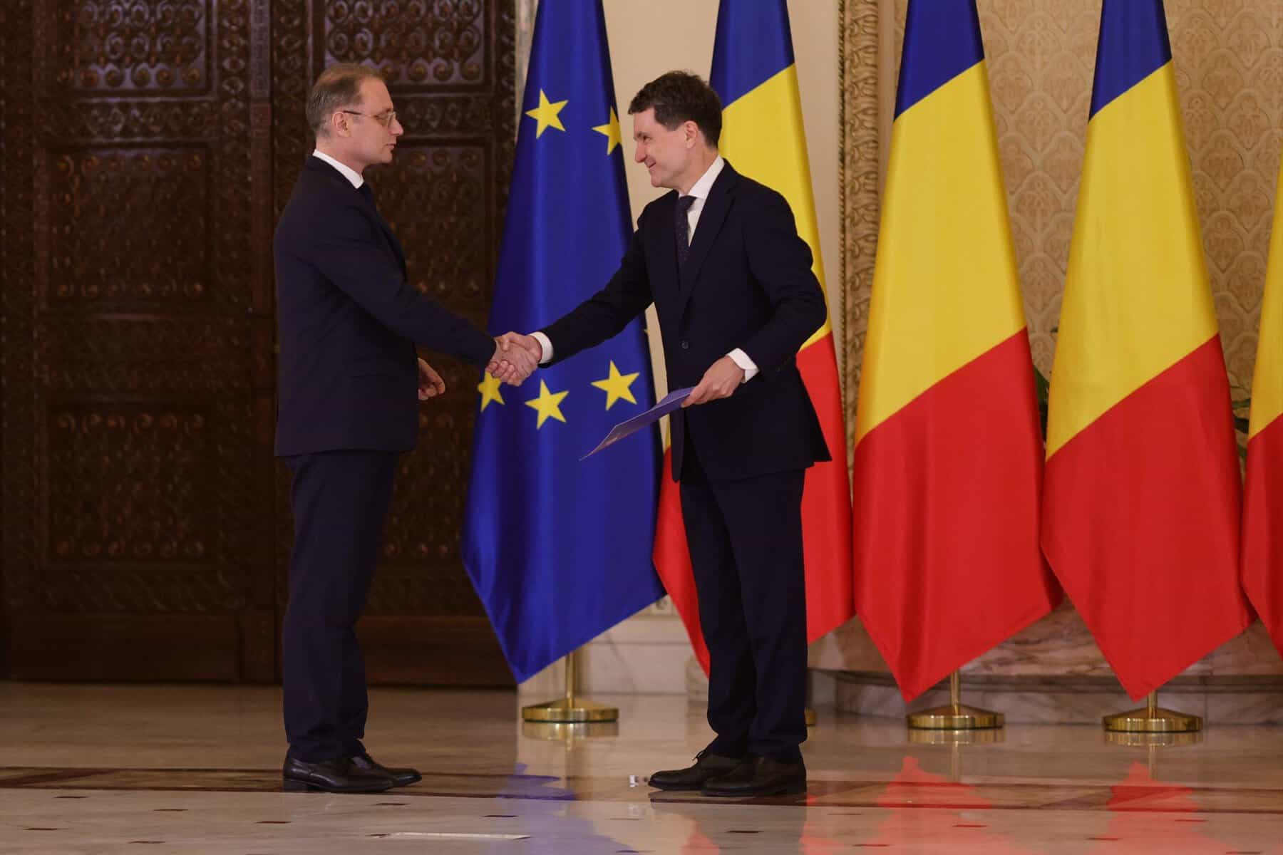 Luca Niculescu, după prima ședință de Guvern: „În aproape șase luni de criză politică s-au adunat multe urgențe” Luca Niculescu, după prima ședință de Guvern: „În aproape șase luni de criză politică s-au adunat multe urgențe”