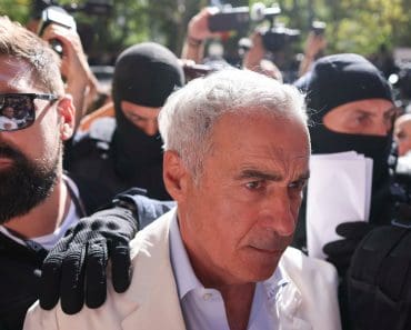 Pagina de Wikipedia a lui Călin Georgescu, vandalizată. Apare că e născut în 106 d.Hr și că e însurat cu Vadim Tudor, iar în locul unei poze cu el apare un organ genital