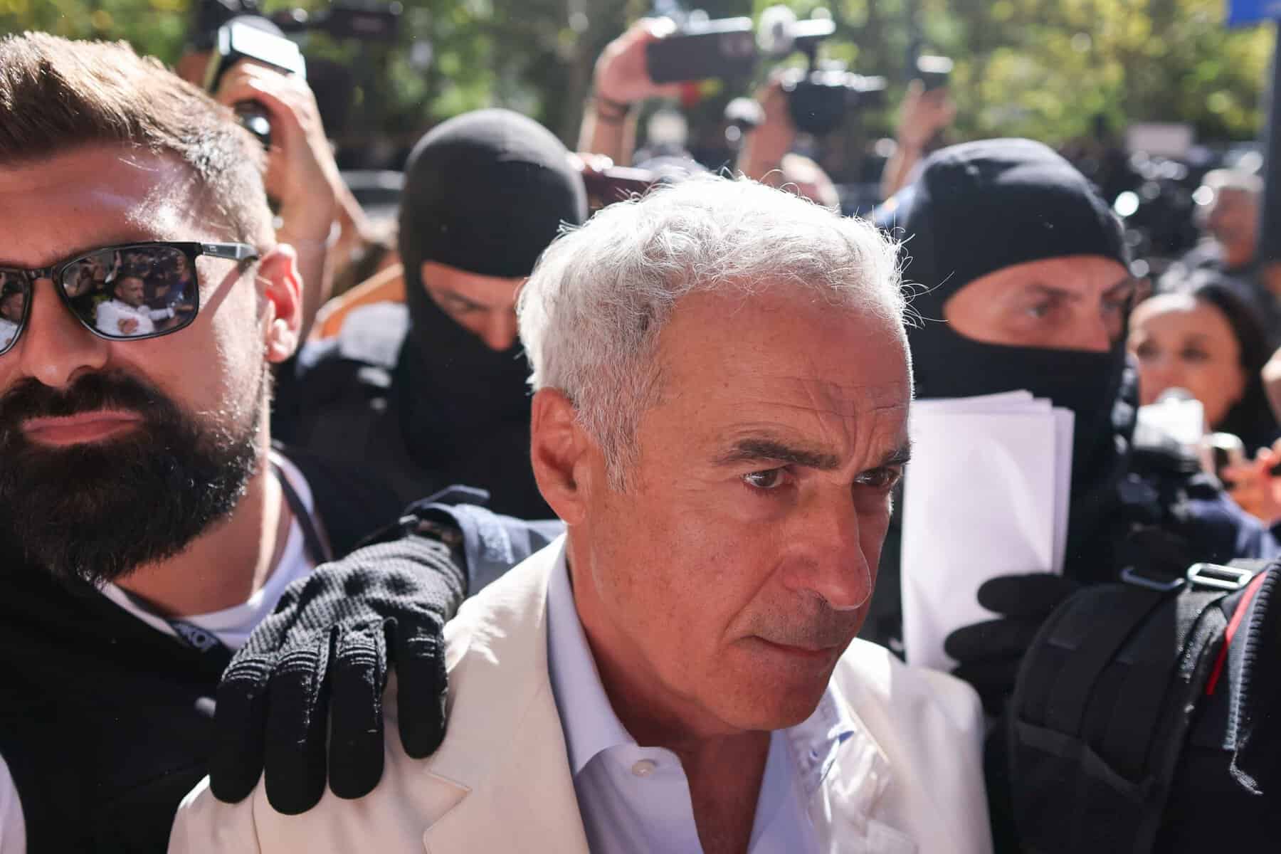 Pagina de Wikipedia a lui Călin Georgescu, vandalizată. Apare că e născut în 106 d.Hr și că e însurat cu Vadim Tudor, iar în locul unei poze cu el apare un organ genital