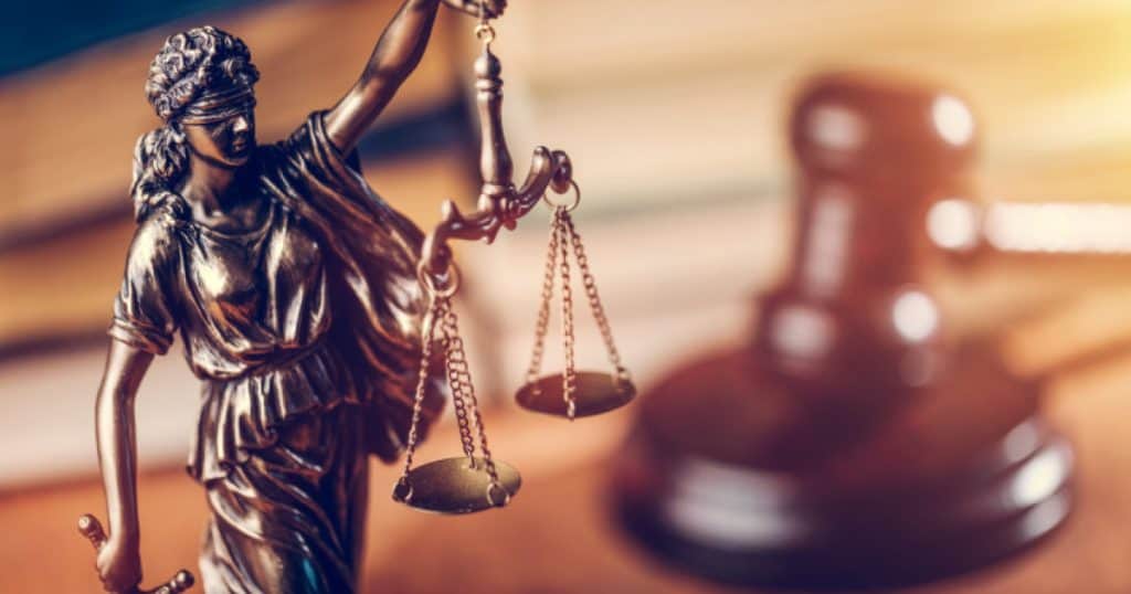 De ce nu va ajunge la închisoare elevul care a înjunghiat o profesoară și un coleg? Explicațiile judecătorului Cristi Danileț