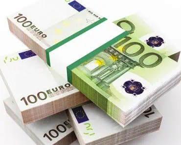 45.000 de euro, abandonați lângă un tomberon din Craiova. O femeie din Bulgaria a căzut în plasa escrocilor 45.000 de euro, abandonați lângă un tomberon din Craiova. O femeie din Bulgaria a căzut în plasa escrocilor