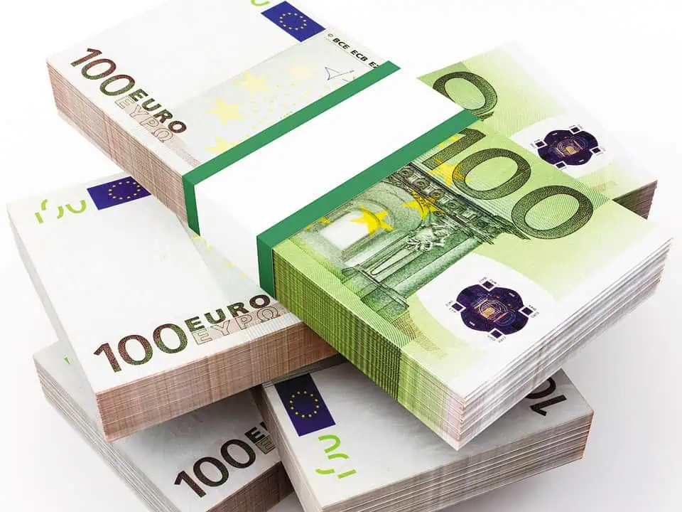 45.000 de euro, abandonați lângă un tomberon din Craiova. O femeie din Bulgaria a căzut în plasa escrocilor 45.000 de euro, abandonați lângă un tomberon din Craiova. O femeie din Bulgaria a căzut în plasa escrocilor
