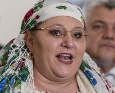 Șoșoacă cântă prohodul UE la televiziunea lui Putin și spune că cei care au devastat Parisul sunt „niște copii asupriți de dictatură”