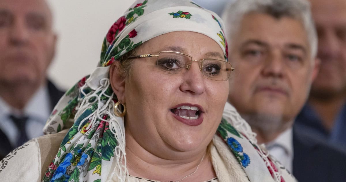 Șoșoacă cântă prohodul UE la televiziunea lui Putin și spune că cei care au devastat Parisul sunt „niște copii asupriți de dictatură”