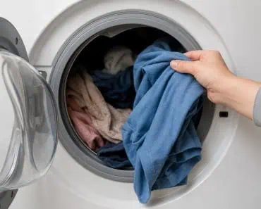 De ce miros urât hainele după spălare. Regula de 30 de minute care te scapă de această problemă De ce miros urât hainele după spălare. Regula de 30 de minute care te scapă de această problemă