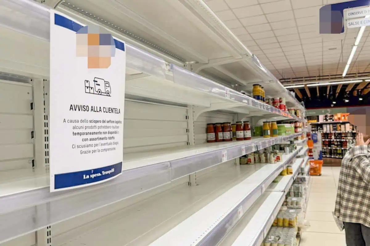 Criză majoră în Italia! Rafturile din supermarketuri sunt goale, numeroase benzinării au rămas fără combustibil. Și pacienții care au nevoie de dializă sunt foarte afectați