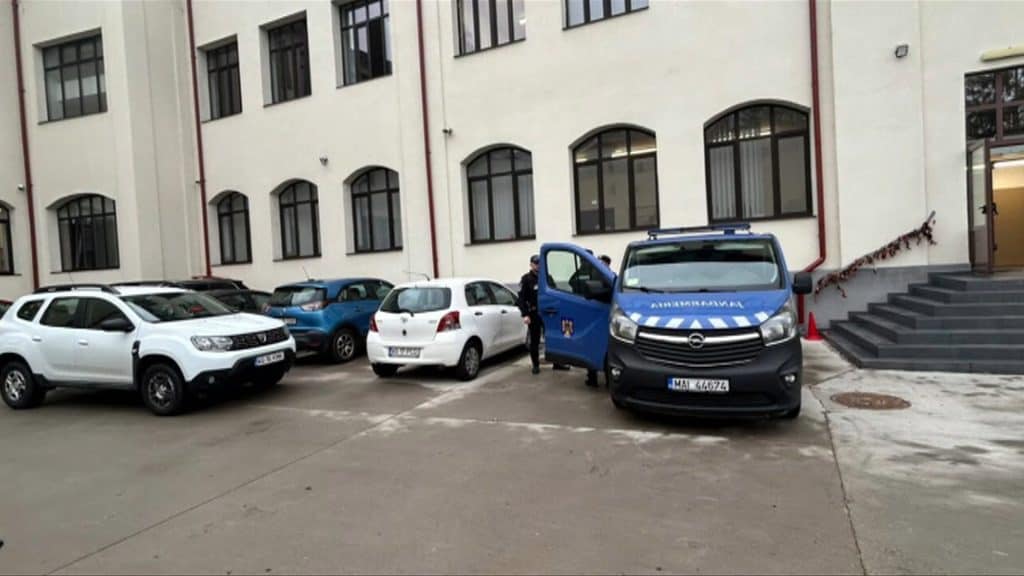Elevul care a atacat cu o macetă doi colegi, la un liceu din Pitești, a fost reținut. Prima ipoteză a autorităților privind motivul