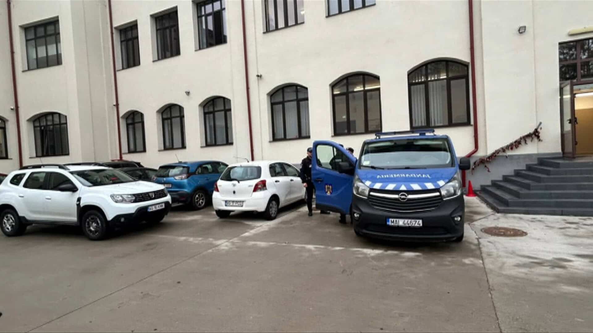 Elevul care a atacat cu o macetă doi colegi, la un liceu din Pitești, a fost reținut. Prima ipoteză a autorităților privind motivul