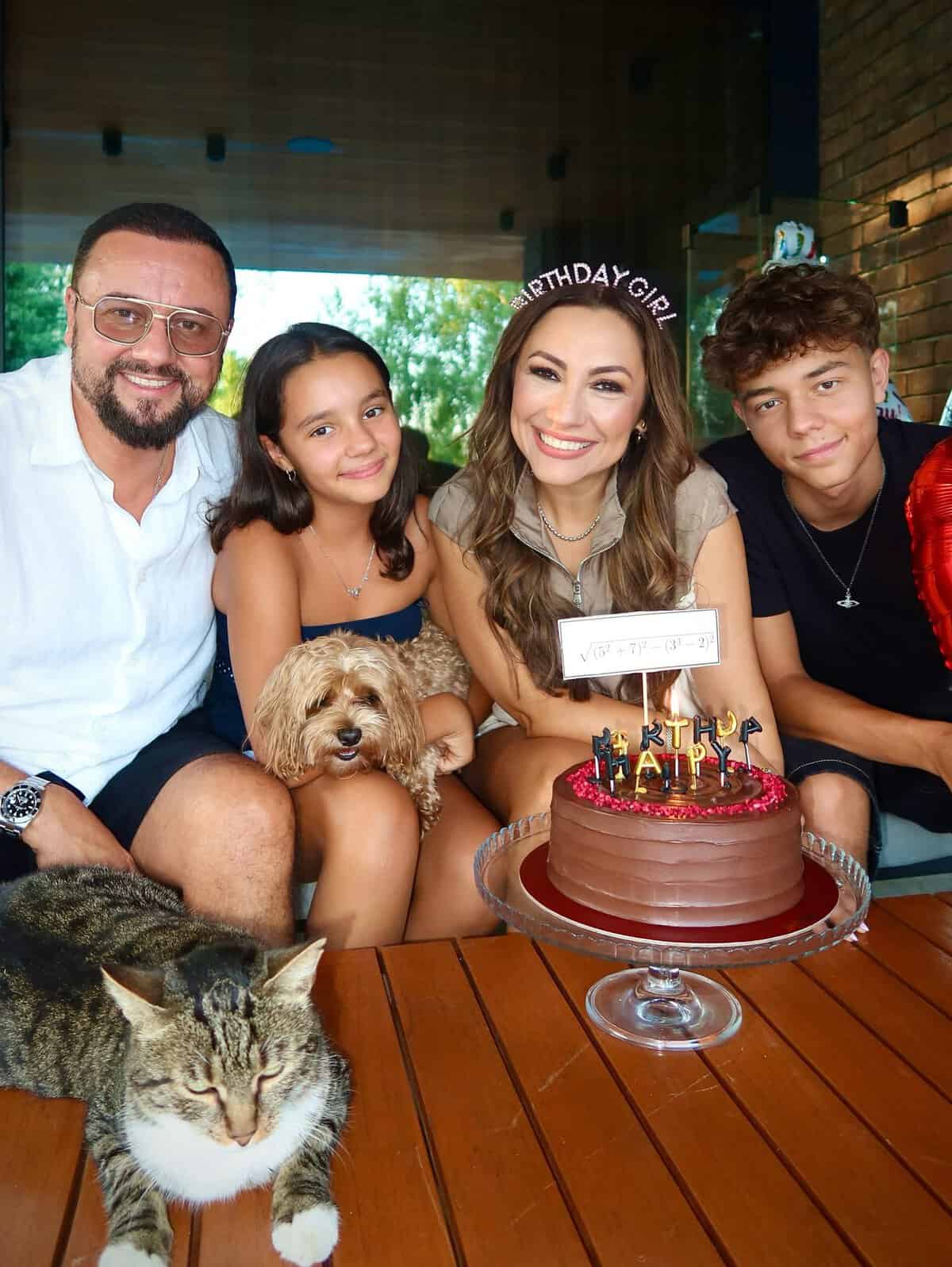 Andra, despre cum se împarte familia între filmări și școală: „David mă ajută foarte mult cu Eva în perioada asta”
