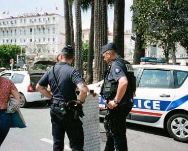 Atac violent în familie! O tânără de 21 de ani a murit, iar mama sa este în stare critică. Cine este suspectul
