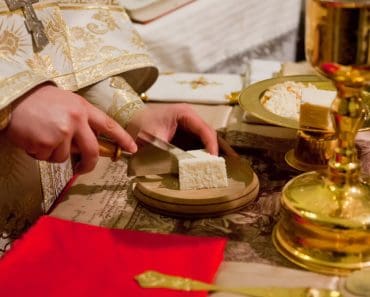 Ce se împarte de Sfântul Dumitru 2026: Preotul explică lista alimentelor permise pentru pachetele de pomană din 26 octombrie