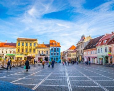 Două orașe din România au ajuns sufocate de turiști. Localnicii au început să primească reduceri