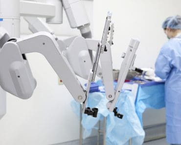 Un pensionar din Gorj a obținut în instanță decontarea integrală a costurilor unei operații cu robotul chirurgical la o clinică privată