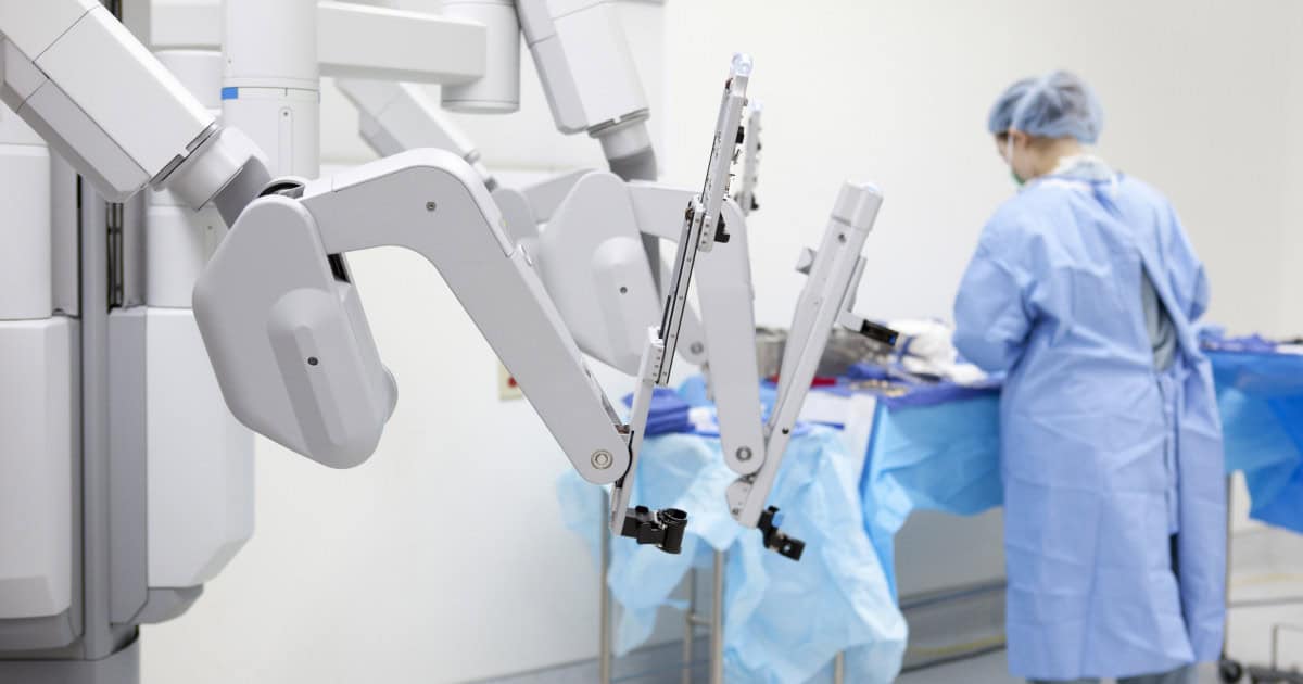 Un pensionar din Gorj a obținut în instanță decontarea integrală a costurilor unei operații cu robotul chirurgical la o clinică privată