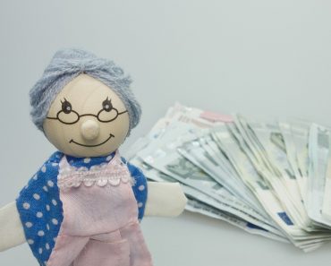 Când intră pensiile în noiembrie 2026. Ce trebuie să știe pensionarii care primesc banii pe card sau prin Poșta Română