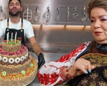 Saveta Bogdan dă de pomană de Moșii de toamnă și pentru foștii soți: „S-au dus cu alte femei, dar eu tot le aprind lumânări”. Cum arată coliva cu 4 etaje Saveta Bogdan dă de pomană de Moșii de toamnă și pentru foștii soți: „S-au dus cu alte femei, dar eu tot le aprind lumânări”. Cum arată coliva cu 4 etaje