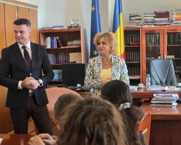 Mircea Roșca, de Ziua Educației: „Căutați cunoașterea, păstrați-vă reperele și puneți întrebări” Mircea Roșca, de Ziua Educației: „Căutați cunoașterea, păstrați-vă reperele și puneți întrebări”