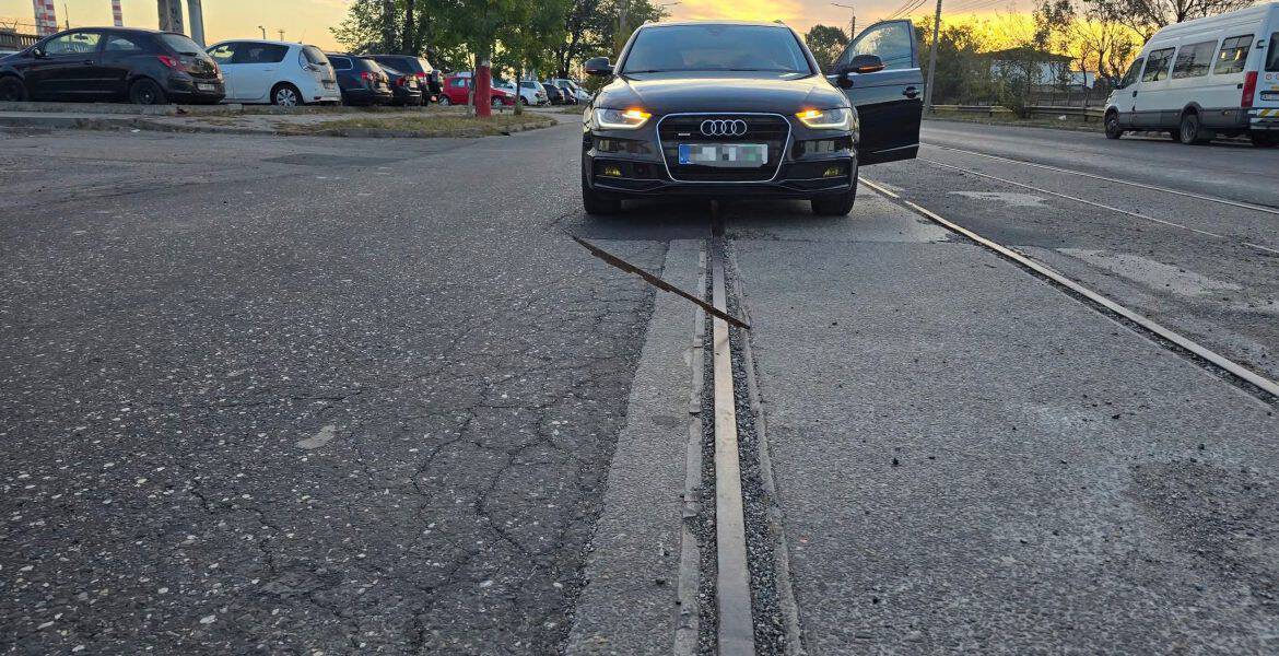 Bucată de fier ieșită din șina de tramvai, pericol pentru șoferii din Ploiești