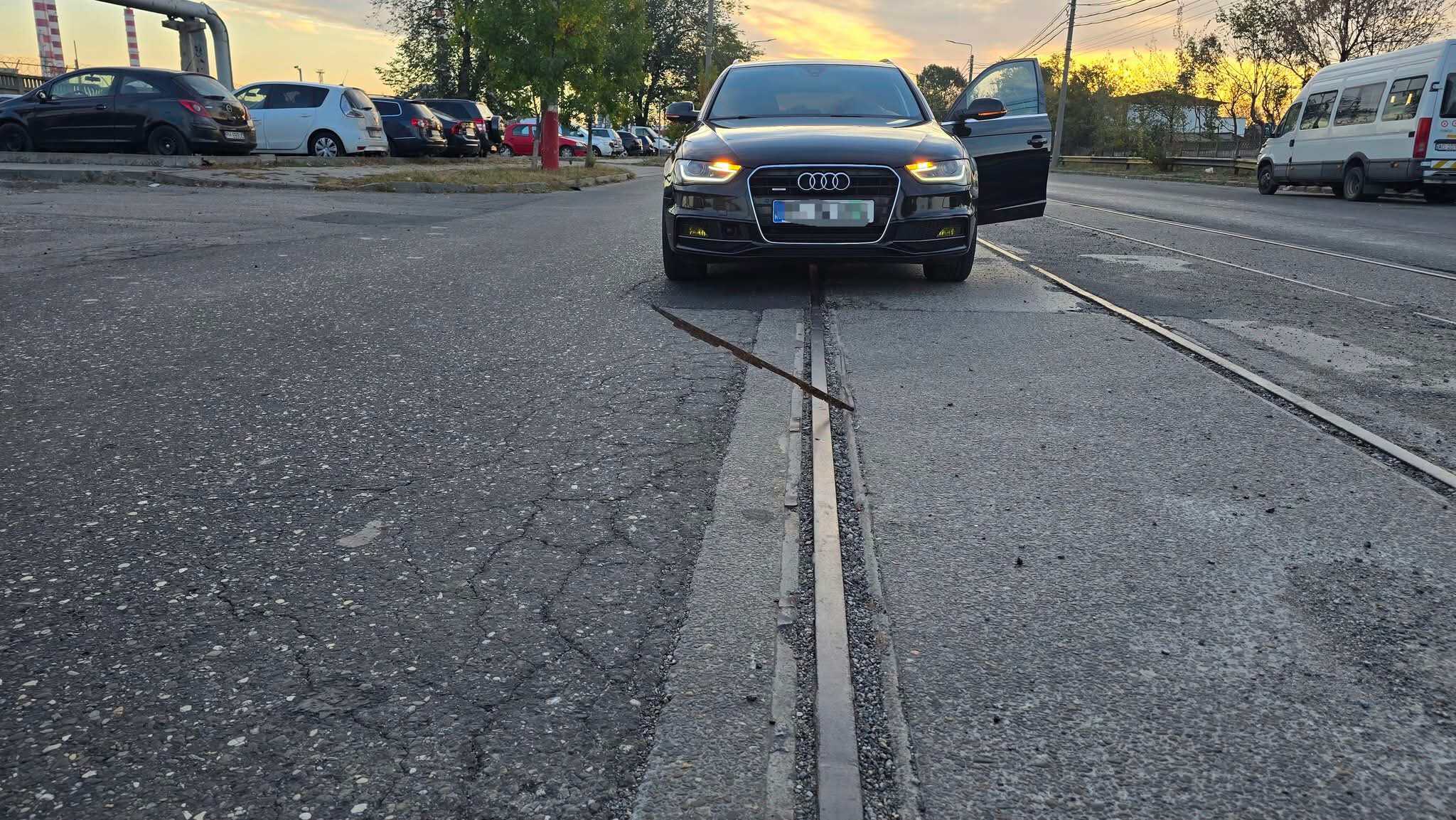 Bucată de fier ieșită din șina de tramvai, pericol pentru șoferii din Ploiești