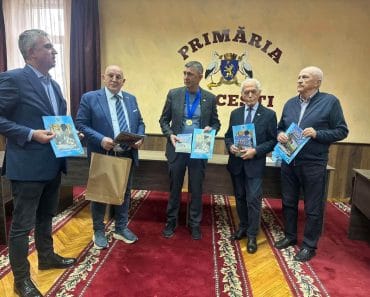 Donație de carte pentru municipiul Hîncești. Volume despre istoria românilor, oferite de Mircea Cosma, președintele SMV Ploiești