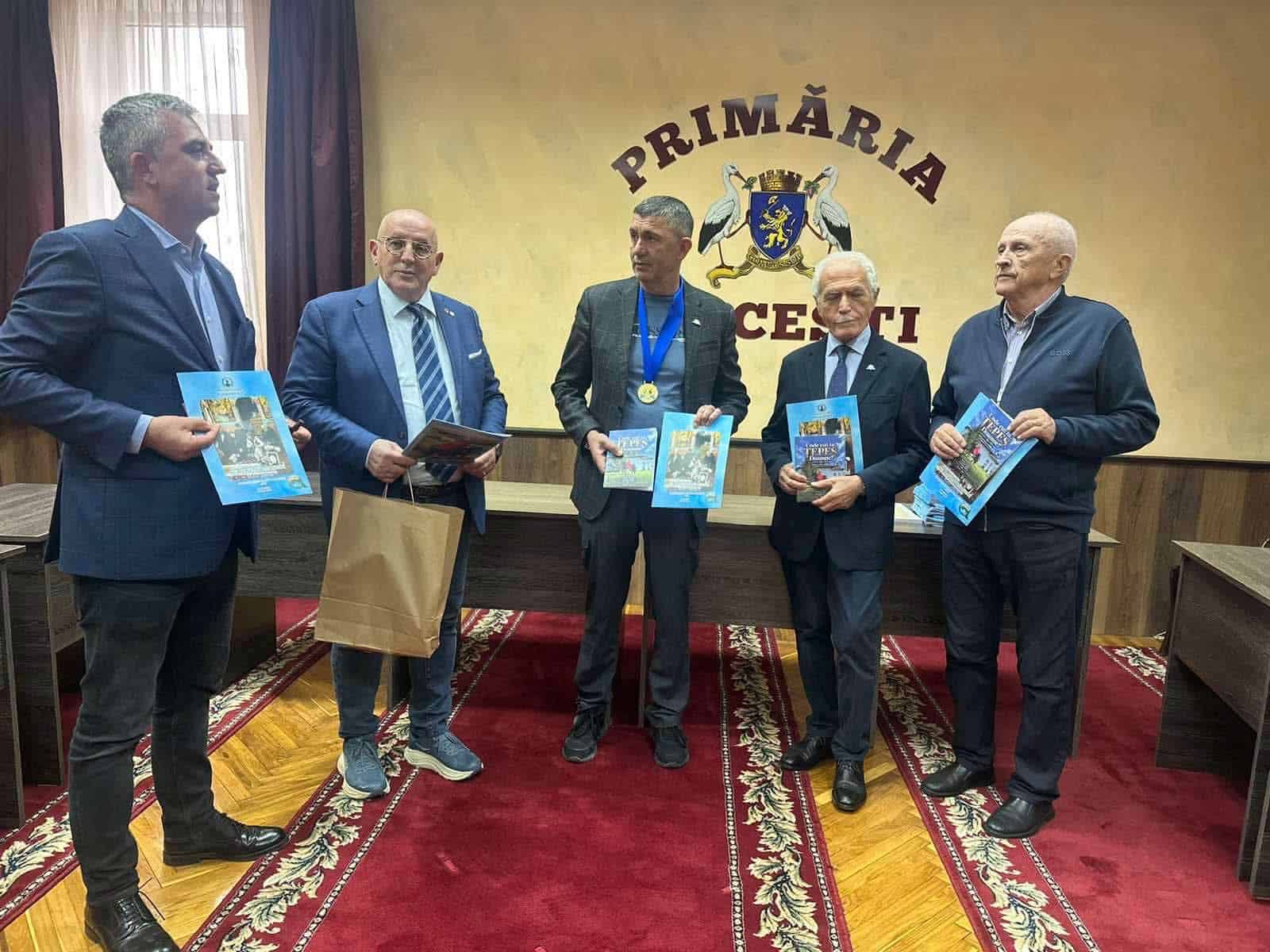 Donație de carte pentru municipiul Hîncești. Volume despre istoria românilor, oferite de Mircea Cosma, președintele SMV Ploiești