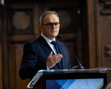 AVEM GUVERN! ACUM, LA TREABĂ! Mesajul lui Virgil Nanu după învestirea Guvernului Luca Niculescu AVEM GUVERN! ACUM, LA TREABĂ! Mesajul lui Virgil Nanu după învestirea Guvernului Luca Niculescu