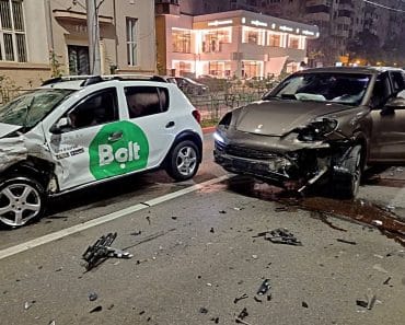 Accident pe Republicii, sâmbătă noapte. Un Porsche a intrat frontal într-un Bolt. Șoferul cere despăgubiri 30.000 euro Accident pe Republicii, sâmbătă noapte. Un Porsche a intrat frontal într-un Bolt. Șoferul cere despăgubiri 30.000 euro
