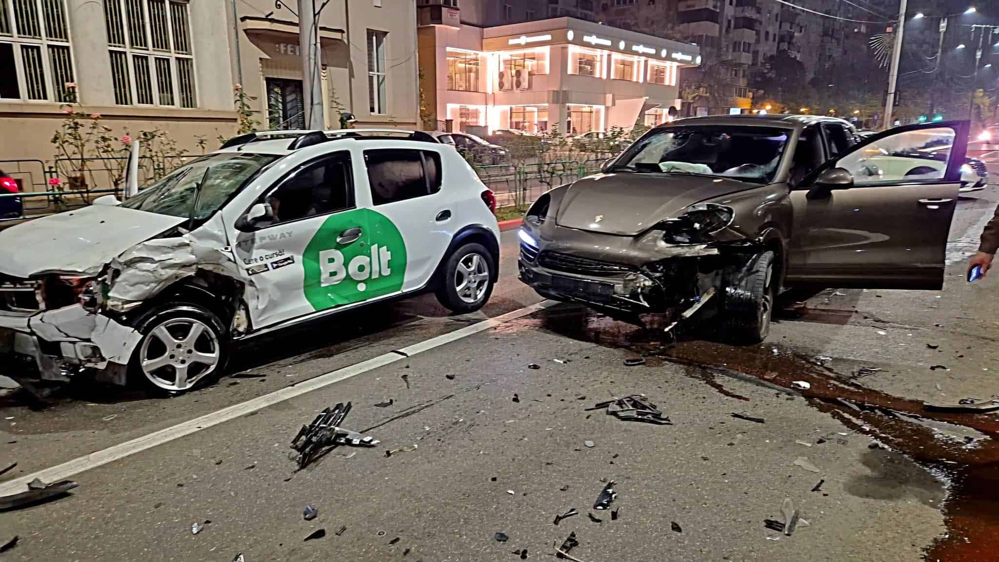 Accident pe Republicii, sâmbătă noapte. Un Porsche a intrat frontal într-un Bolt. Șoferul cere despăgubiri 30.000 euro Accident pe Republicii, sâmbătă noapte. Un Porsche a intrat frontal într-un Bolt. Șoferul cere despăgubiri 30.000 euro