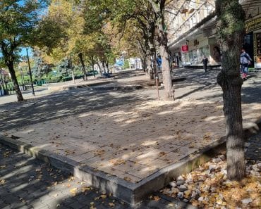 Consilierul local Mihai Apostolache a propus ca în zona de la tarabe să se organizeze târguri de meșteșuguri și artizanat. „Au trecut doi ani din acest mandat și nu s-a întâmplat nimic”