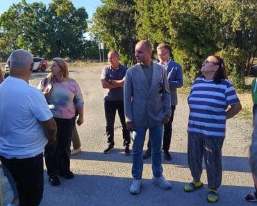 Deputatul Andrei Gușă (AUR), în cartierul Ploiești Triaj: Oamenii cer un drum practicabil! Deputatul Andrei Gușă (AUR), în cartierul Ploiești Triaj: Oamenii cer un drum practicabil!