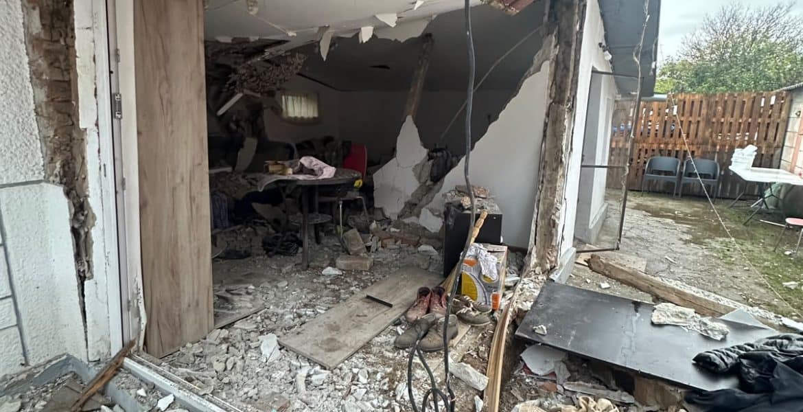 Explozie puternică într-o locuință din Prahova. Casa a fost distrusă, iar un bărbat a suferit arsuri