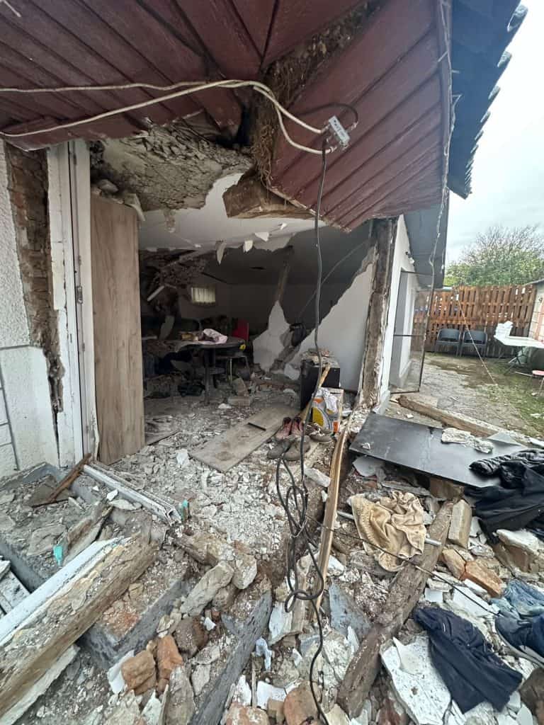 Explozie puternică într-o locuință din Prahova. Casa a fost distrusă, iar un bărbat a suferit arsuri