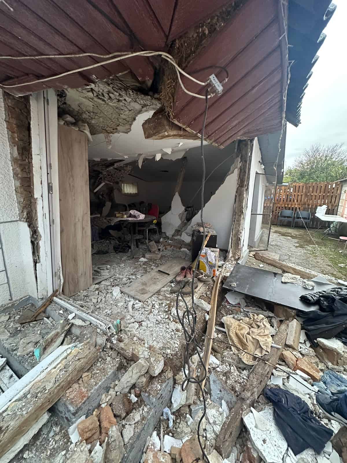Explozie puternică într-o locuință din Prahova. Casa a fost distrusă, iar un bărbat a suferit arsuri