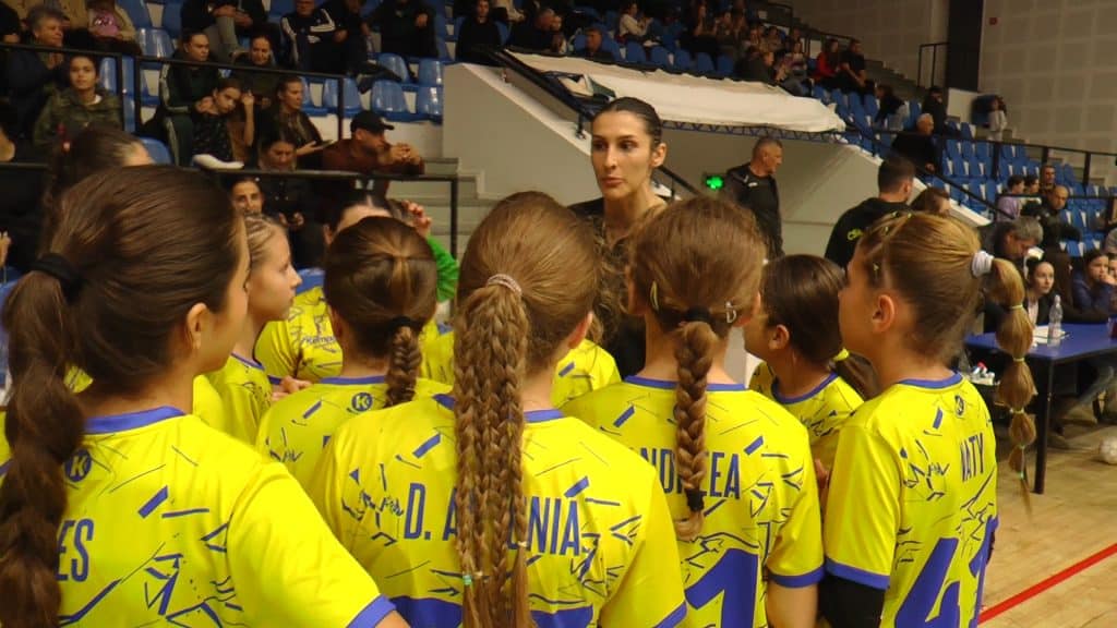 Bebe și fetițele au făcut-o fericită pe Zamfirescu la debut