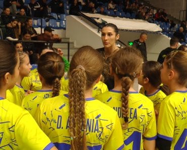 Bebe și fetițele au făcut-o fericită pe Zamfirescu la debut Bebe și fetițele au făcut-o fericită pe Zamfirescu la debut