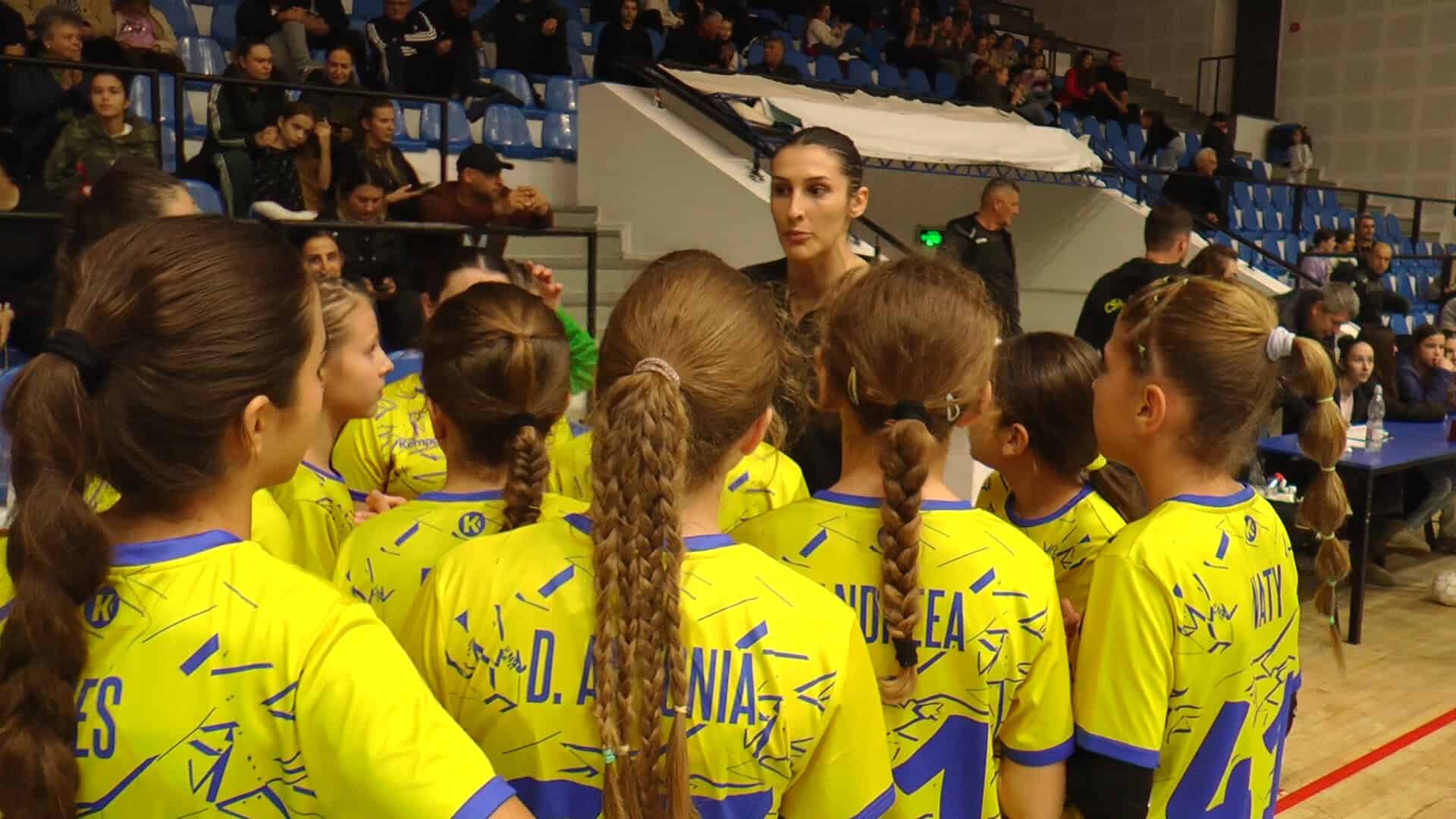 Bebe și fetițele au făcut-o fericită pe Zamfirescu la debut Bebe și fetițele au făcut-o fericită pe Zamfirescu la debut