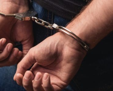 O elevă din Prahova a fost violată de mai mulți colegi de școală într-o clădire abandonată din Plopeni