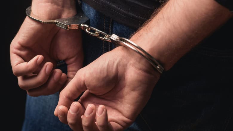 O elevă din Prahova a fost violată de mai mulți colegi de școală într-o clădire abandonată din Plopeni