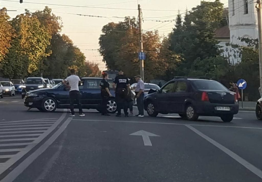 Accident în centrul Ploieștiului. Două mașini, grav avariate
