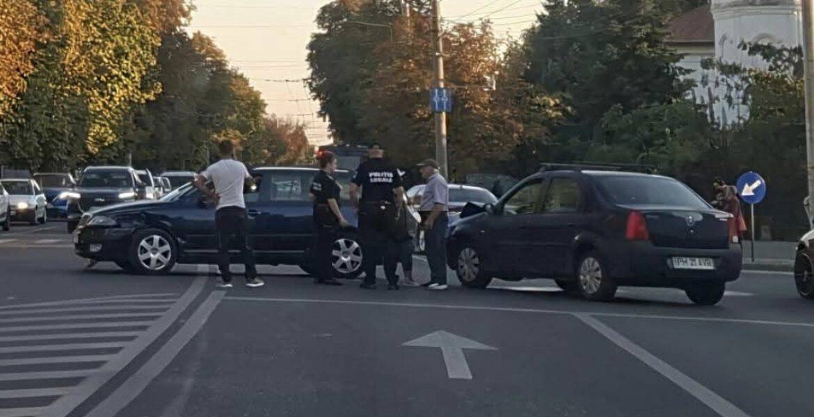 Accident în centrul Ploieștiului. Două mașini, grav avariate