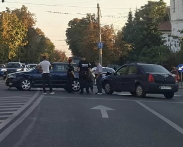 Accident în centrul Ploieștiului. Două mașini, grav avariate