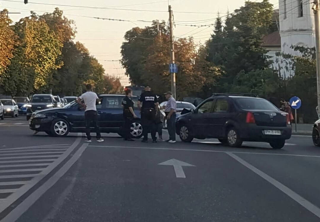 Accident în centrul Ploieștiului. Două mașini, grav avariate