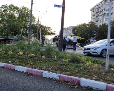 Accident în centrul Ploieștiului, pe strada Văleni. Două mașini s-au făcut zob în intersecția de la Catedrală Accident în centrul Ploieștiului, pe strada Văleni. Două mașini s-au făcut zob în intersecția de la Catedrală
