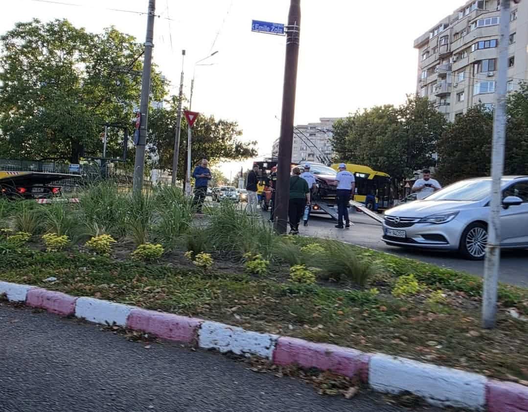Accident în centrul Ploieștiului, pe strada Văleni. Două mașini s-au făcut zob în intersecția de la Catedrală
